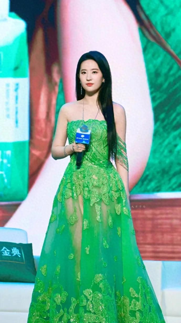 刘亦菲的时尚之路：经典与前卫_刘亦菲桌伟_刘亦菲时尚