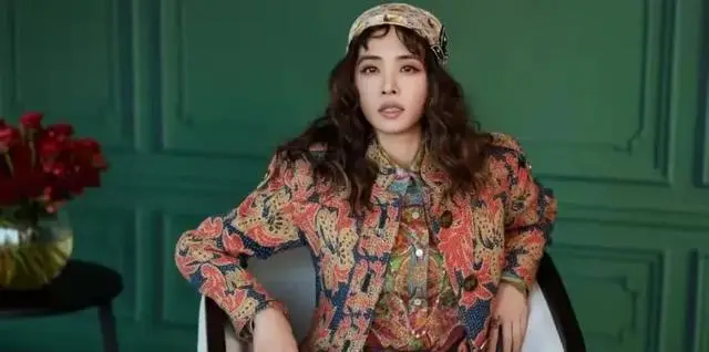 蔡依林的穿着_蔡依林街拍穿搭_蔡依林的时尚穿搭引领潮流，成为媒体焦点
